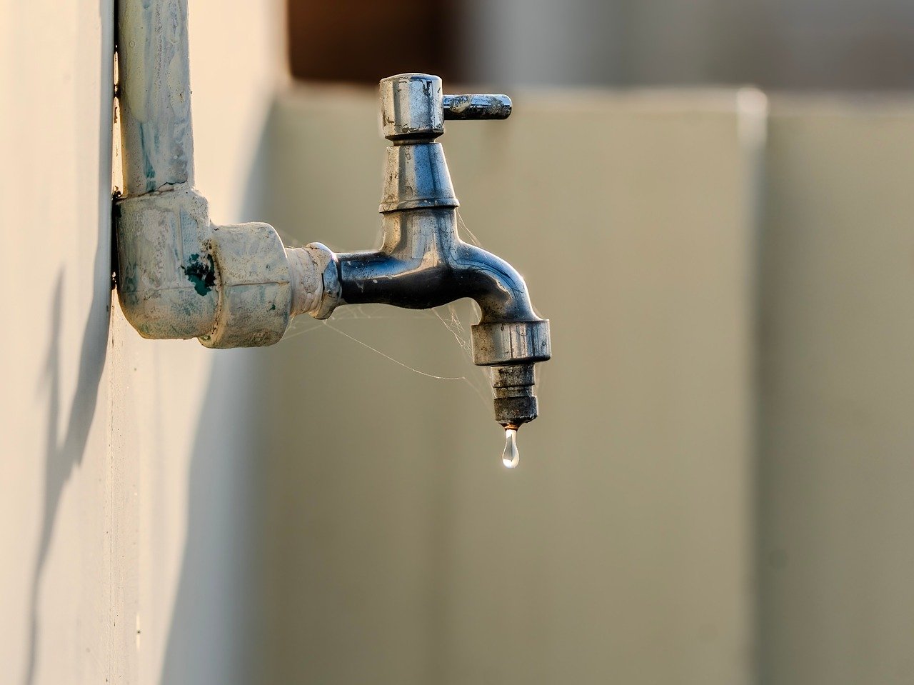 Pourquoi ma chasse d'eau fuit-elle constamment et comment la réparer ? réparation de fuites de chasse d'eau : solutions efficaces pour arrêter les gaspillages d'eau et restaurer le bon fonctionnement de vos toilettes.