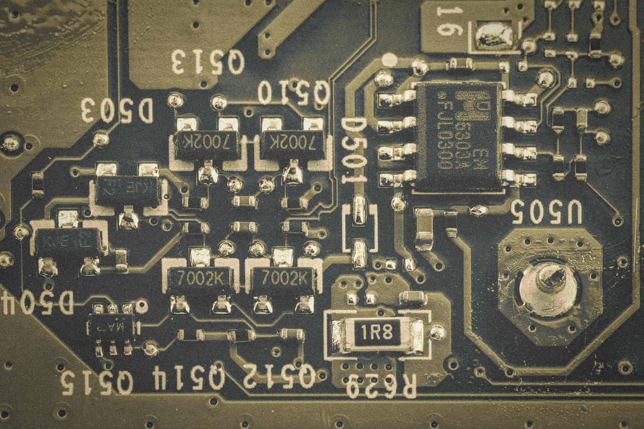 découvrez les causes courantes du déclenchement des disjoncteurs et apprenez comment diagnostiquer et résoudre les problèmes liés au court-circuit et à la surcharge électrique.