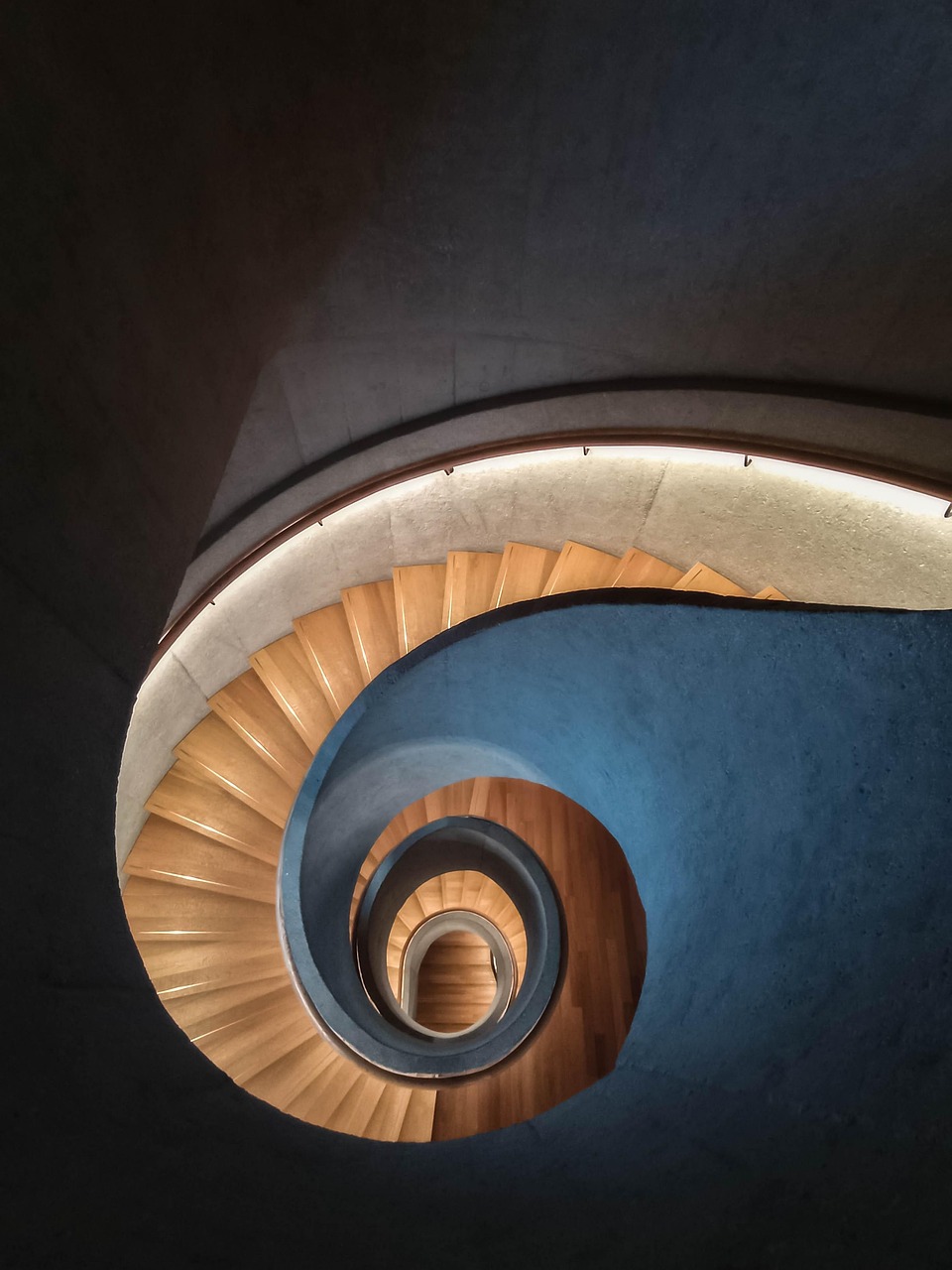 Optimisez l’espace sous votre escalier avec des rangements astucieux