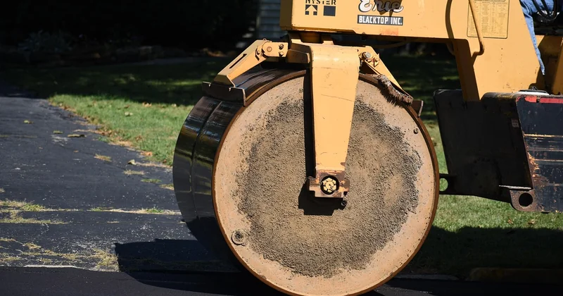 Comment bien choisir son rouleau compresseur pour un chantier ?